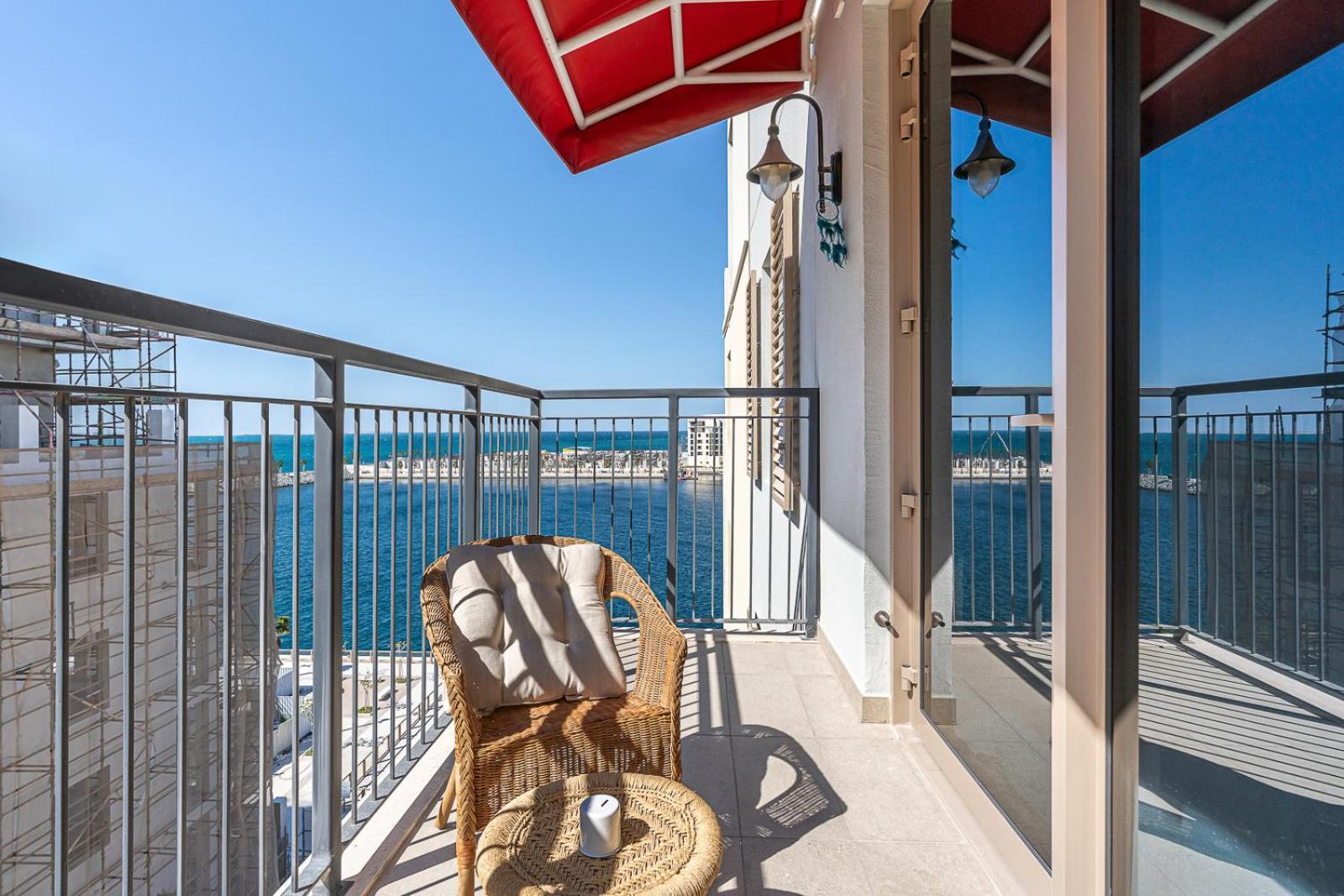 Port De La View 1br With Private Access Apartment *